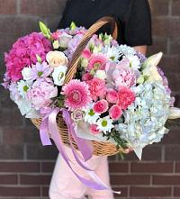 Цветочная композиция из Розы, Хризантемы, Пионы и Лизиантусы в корзине в Первомайском Республики Адыгея