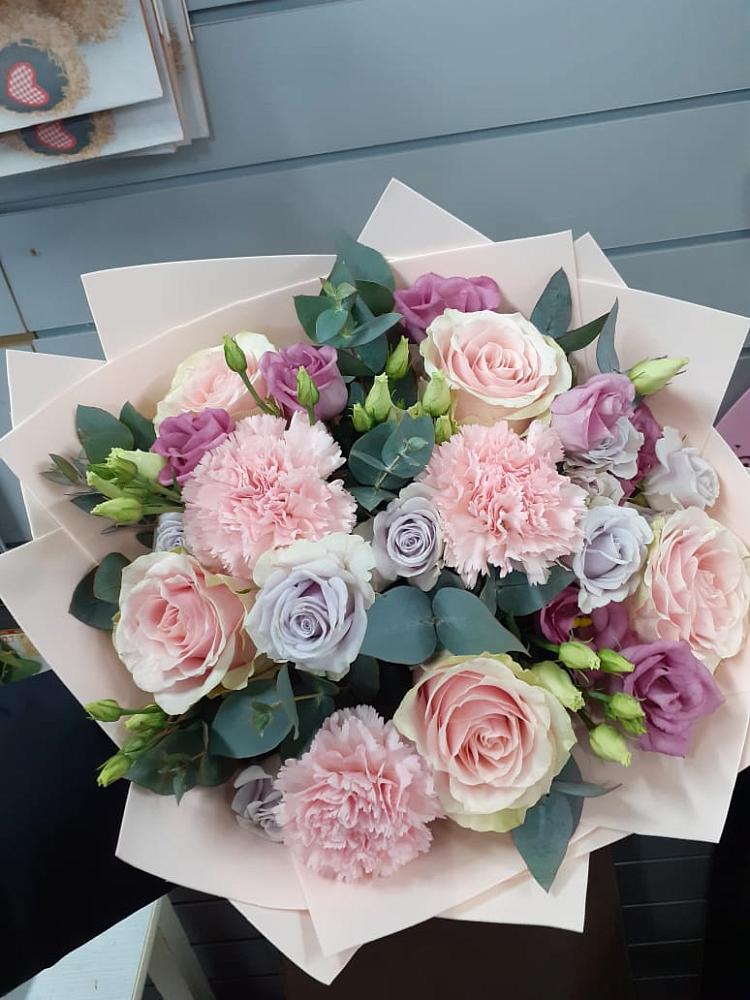 Букет цветов из: Розы, Гвоздики и Лизиантусы в Первомайском Республики Адыгея