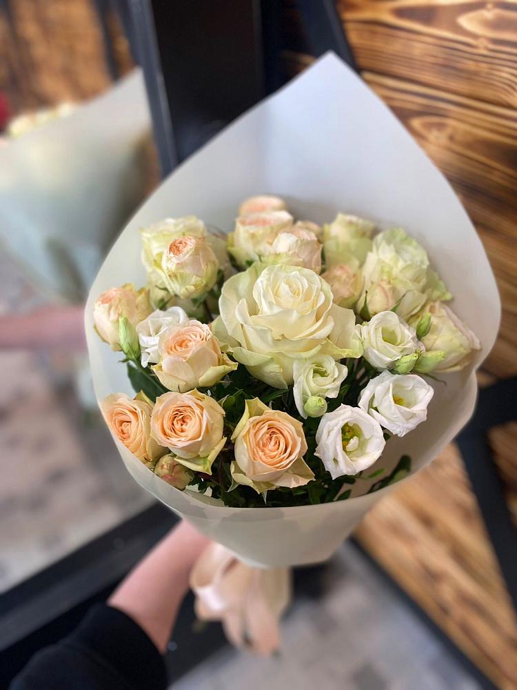 Букет цветов из: Розы и Лизиантусы в Первомайском Республики Адыгея